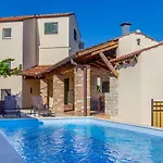 In Near Sea & Pool Ferienhaus Medulin