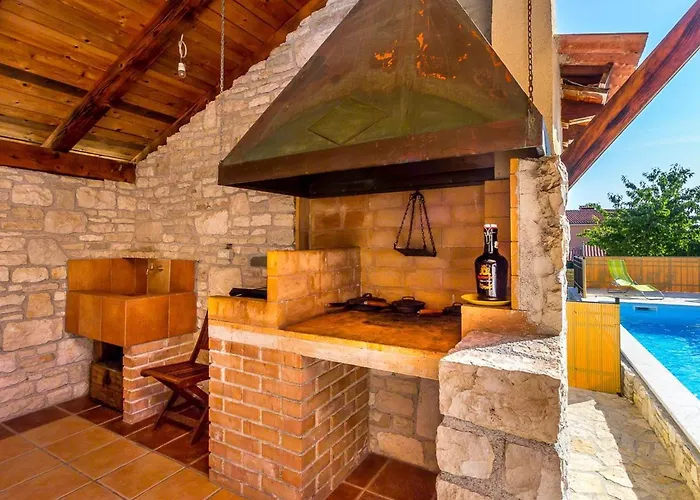 In Near Sea & Pool Holiday home Medulin
