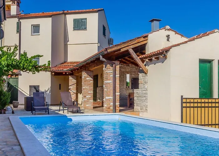 In Near Sea & Pool Holiday home Medulin