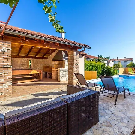 Rustic In With Private Pool Medulin